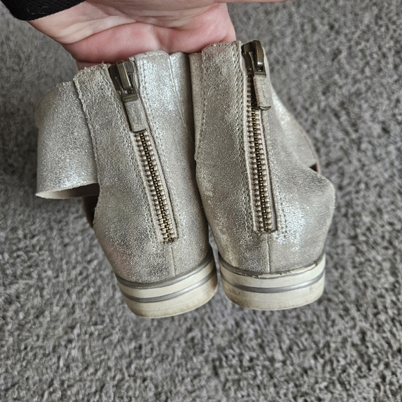Eileen Fisher Gold Metallic Sport Cross Over Back Zip Sandals Size 8.5 - Picture 4 of 6